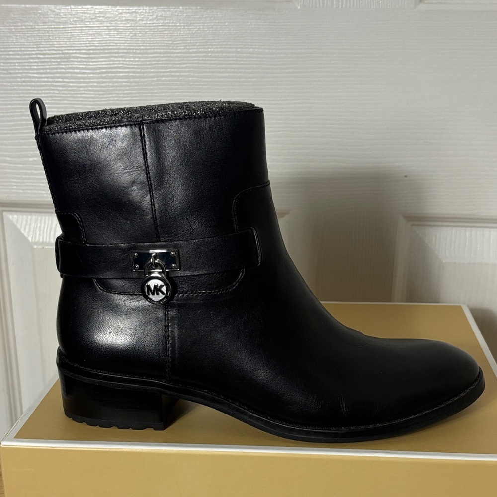 Michael Kors Ryan Black Leather Ankle Boots sz 8.5 Silver Logo Side Zip MK Charm